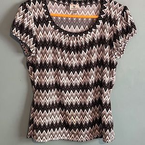 SELLING WORTHINGTON WOMEN BLOUSE SIZE LARGE SHORT SLEEVE COLOR BLACK GRAY. USED